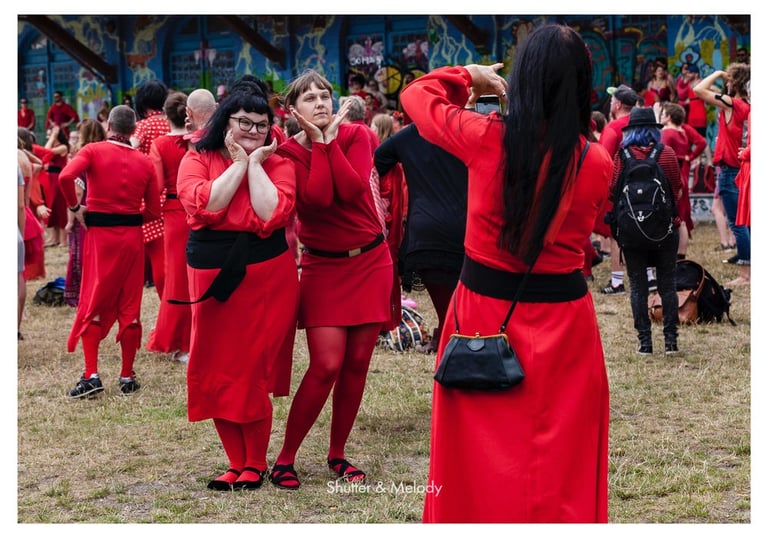 Zwei Frauen posieren für ein Foto bei einer Tanzveranstaltung.