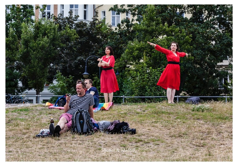 Zwei Frauen üben einen Kate-Bush-Tanz im Görlitzer Park.