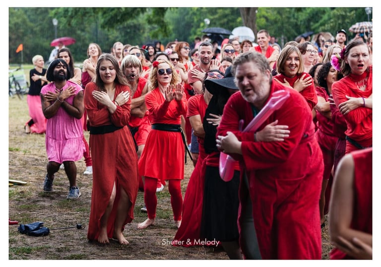 Menschen tanzen im Regen beim „The Most Wuthering Heights Day Ever“ im Görlitzer Park.