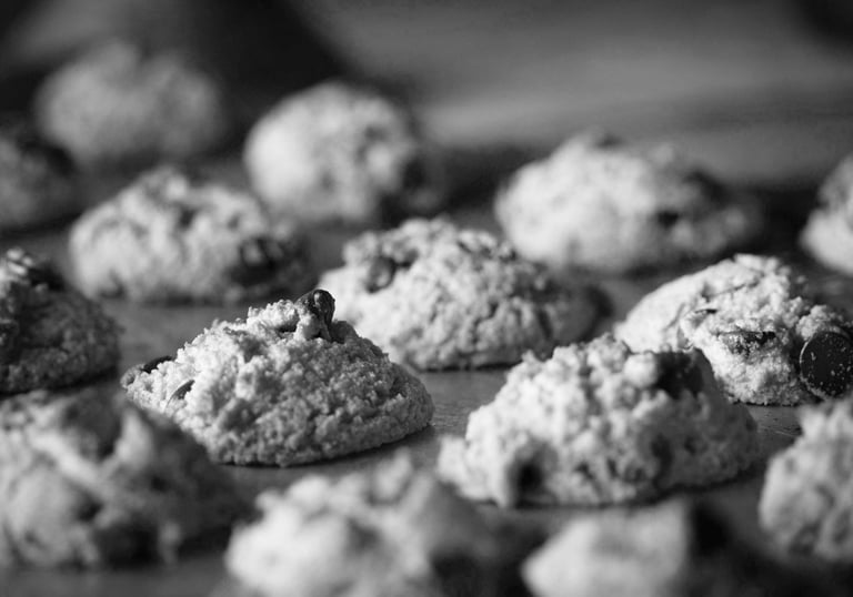 Bandeja de galletas caseras con chips de chocolate, recién salidas del horno