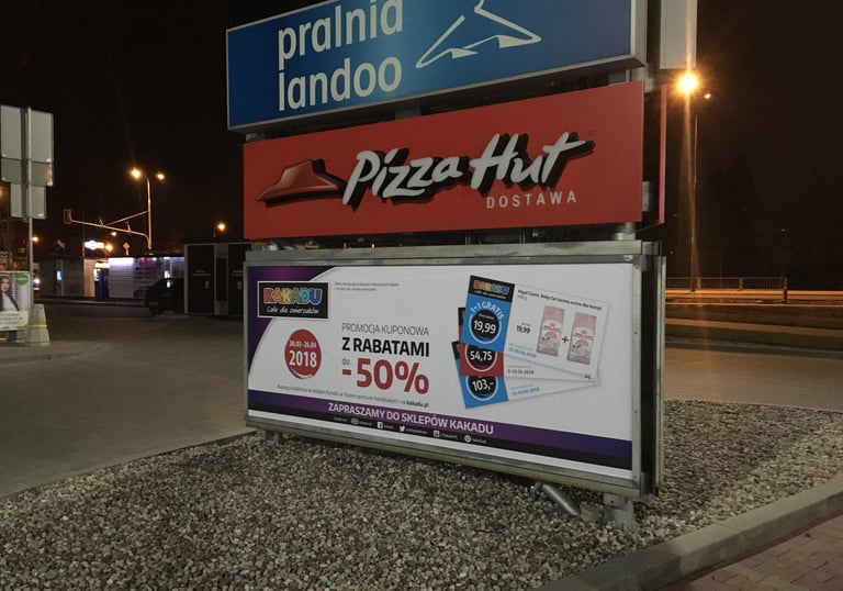 Reklama sklepu dla zwierząt na pylonie na parkingu przed sklepem