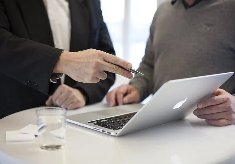 Kostenfreie Immobilienberatung: Ein Immobilienmakler mit Kunden, um eine vertrauensvolle und kostenlose Beratung anzubieten