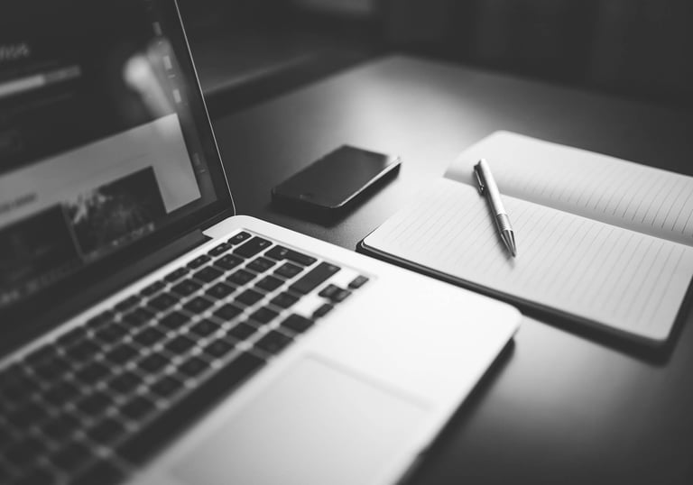 Laptop mit Notizbuch – individuelle Immobilienberatung in Fuerth für Ihre Anliegen