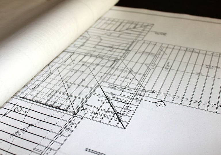Rundum-Service im Immobiliengeschäft: Ein Immobilienmakler zeigt Baupläne