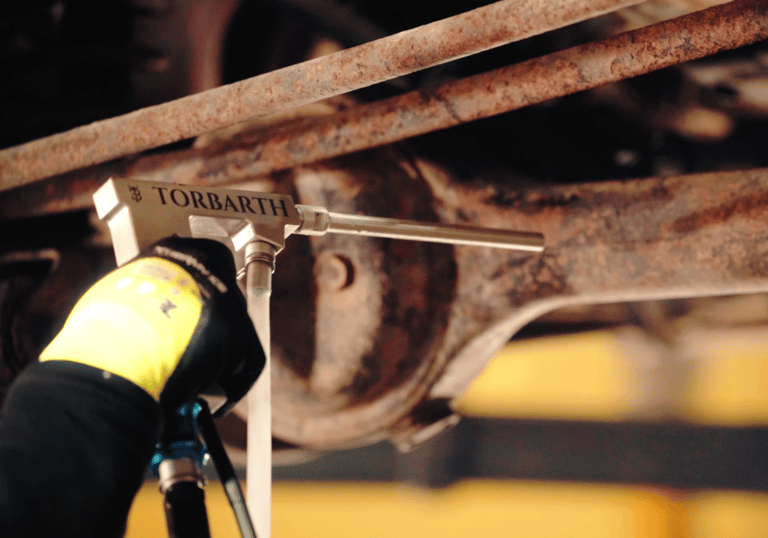 Restauración y conservación de vehículo clásico Land Rover con limpieza criogénica precisa y sin abrasión.