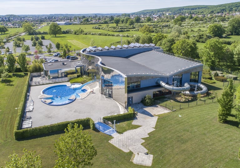 Piscine couverte en plein soleil. Centre acuatique pour la famille, jeux, activités !