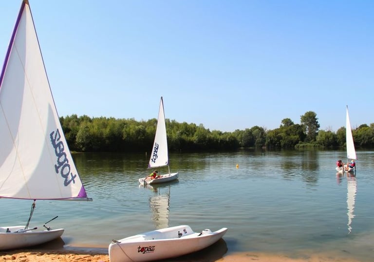 Centre nautique pour louer des petites bateaux, kayak et voile