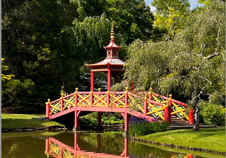 Le pont chinois du parc floral du village d'Apremont, dans le Cher