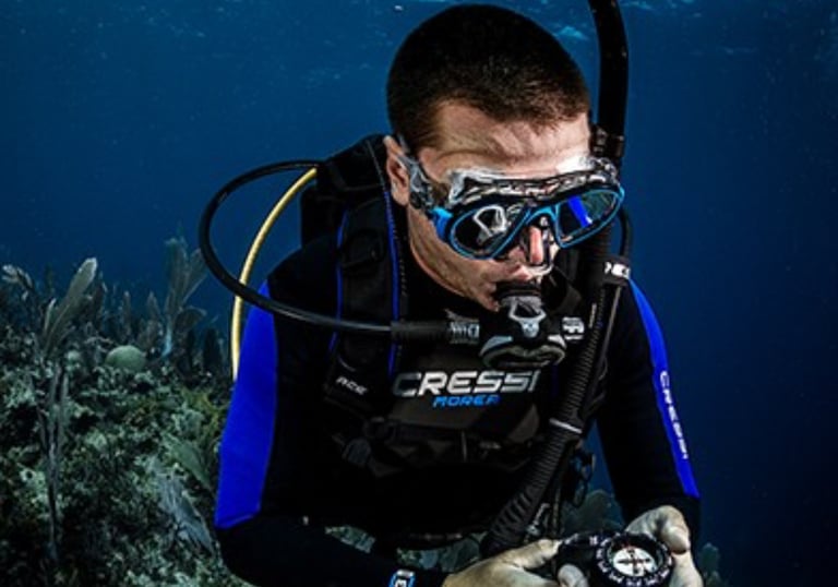 Equipo de buceo de la marca Cressi sub