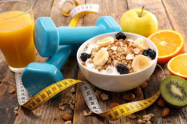 Une alimentation saine avec fruits et du sport avec des haltères
