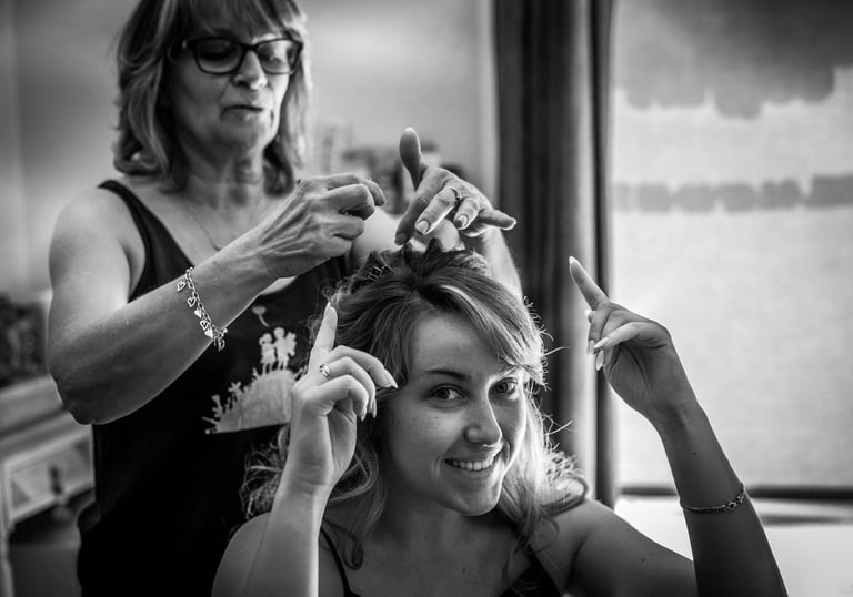 sourire de la mariée lors des préparatifs du mariage, noir et blanc