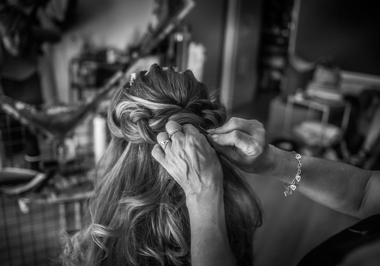cliché des cheveux de la mariée lors des préparatifs du mariage, noir et blanc