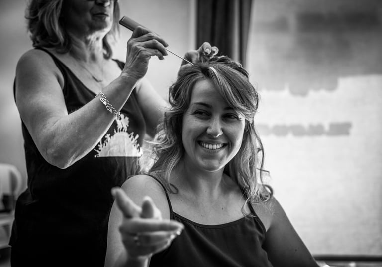 photo de la coiffure lors des préparatifs du mariage, noir et blanc