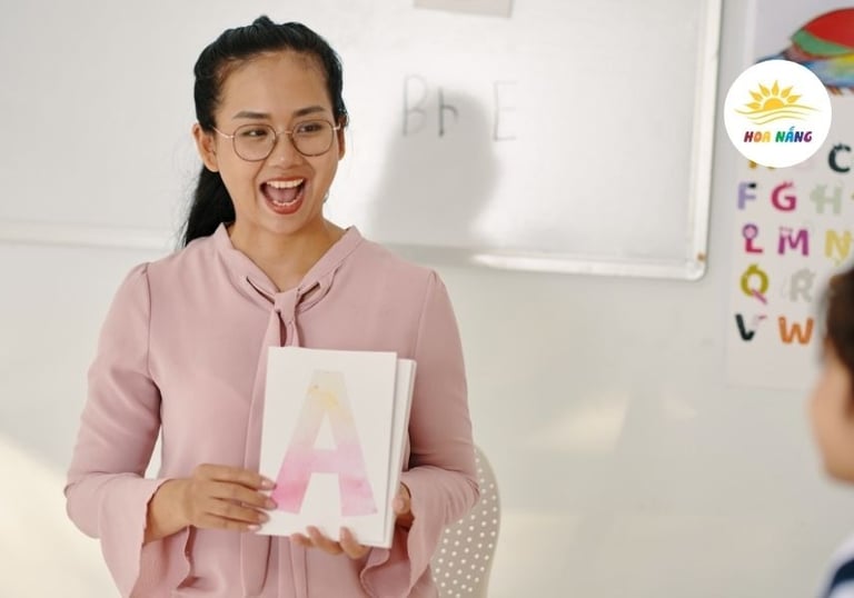 Trẻ chậm nói được cô giáo trị liệu ngôn ngữ 1 kèm 1 tại Trung tâm Hoa Nắng Hải Phòng