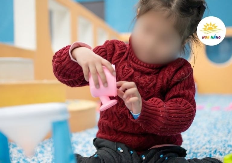 Trẻ chậm phát triển thực hành kỹ năng chơi và ngôn ngữ tại Trung tâm Hoa Nắng