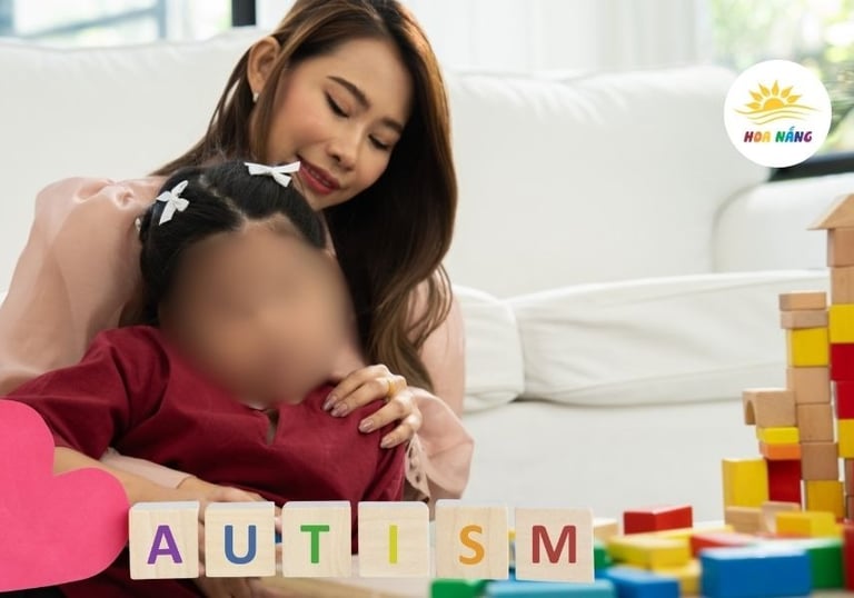 Giáo viên Hoa Nắng hướng dẫn trẻ tự kỷ chơi tương tác và giao tiếp cảm xúc