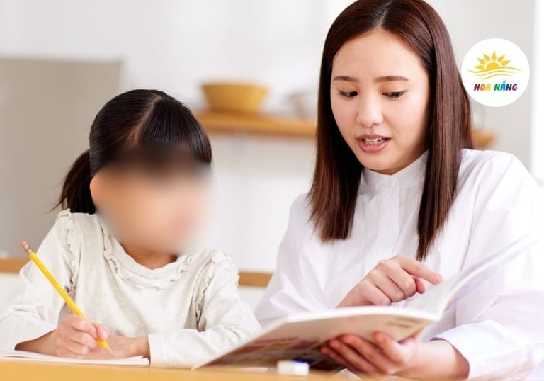 Giáo viên Hoa Nắng Hải Phòng hướng dẫn trẻ khó khăn trong học đọc, viết và toán