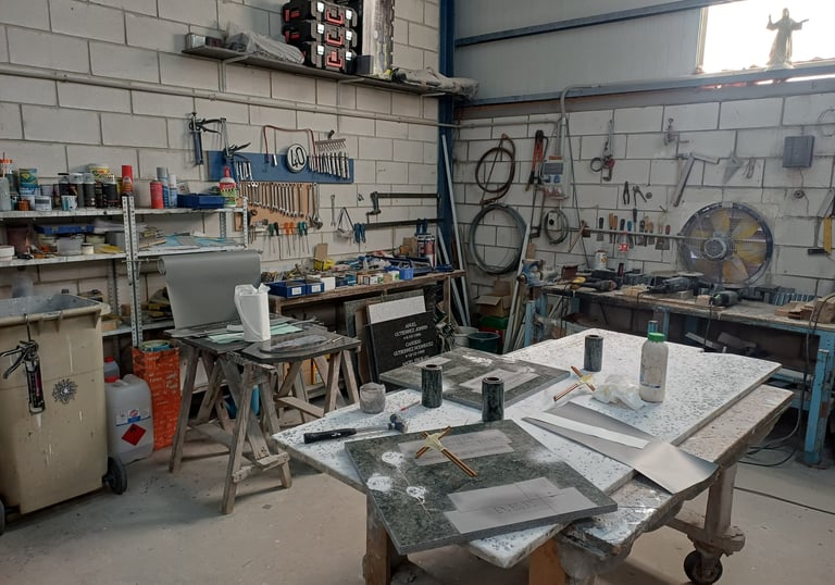 rincón del taller de arte funerario de mármoles salces