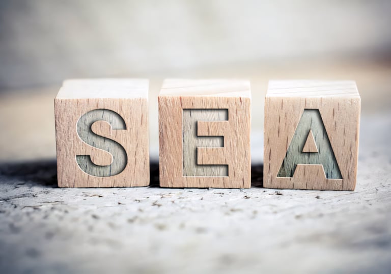 un bloc en bois avec les lettres SEA dessus