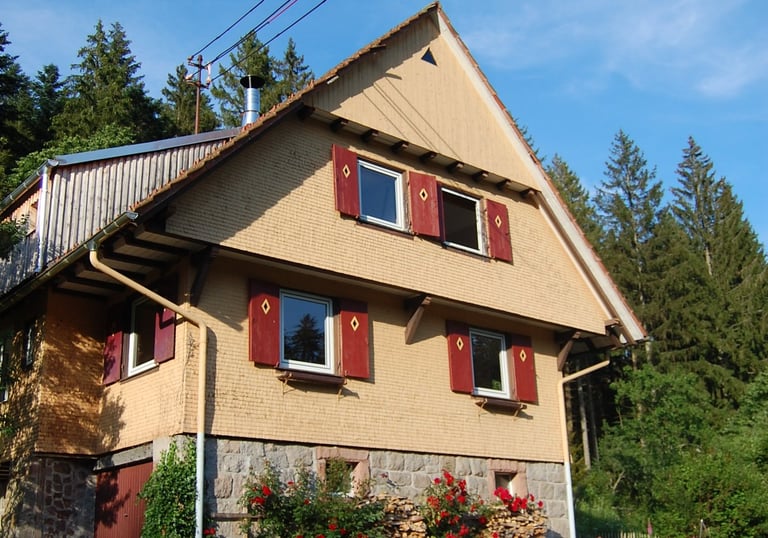 ein schönes Haus welches von der Sonne beschienen wird