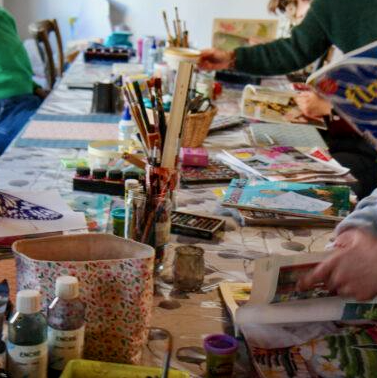 collages et peintures partagés pour exprimer son monde intérieur.