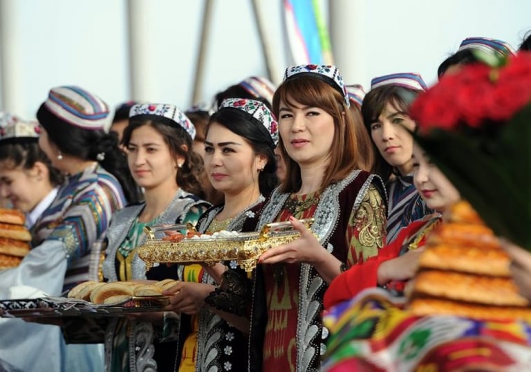 Uzbek Ladies are meeting guests of the country