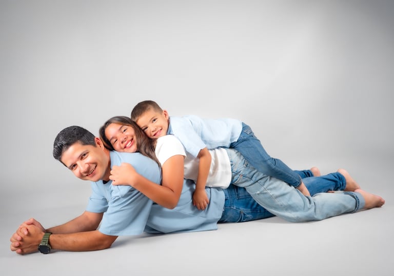 Foto de familia, padre con sus dos hijos
