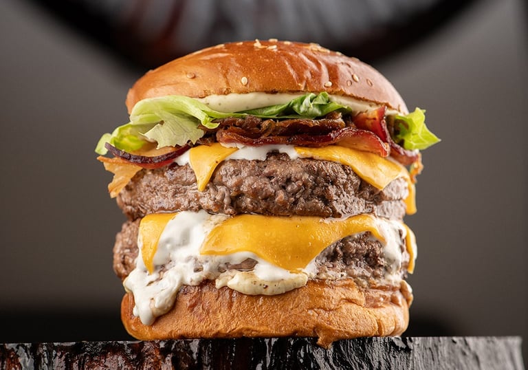 hamburger com 2 carnes angus, queijo, bacon, alface, cream cheese, pao brioche e maionese da casa