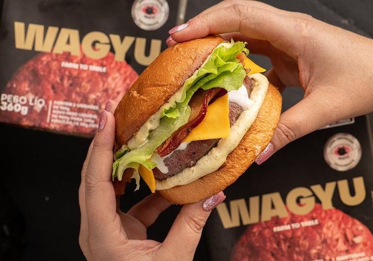 hamburger com carne angus, queijo, bacon, alface, cream cheese, pao brioche e maionese da casa