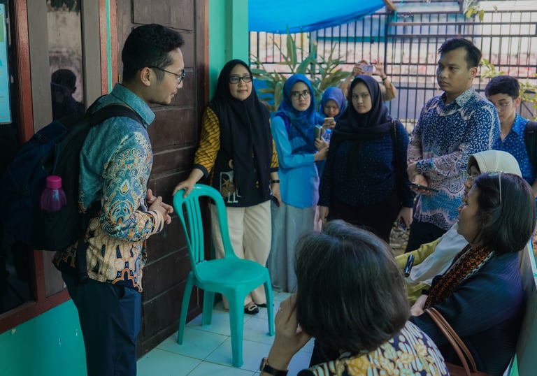Petugas lapangan menyampaikan informasi edukasi kesehatan kepada warga dalam program sosialisasi lay