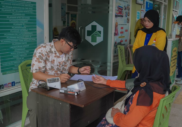 Perawat memeriksa tekanan darah pasien lansia dalam layanan kesehatan gratis di daerah terpencil
