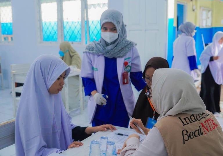 Dokter memberikan edukasi kesehatan dan konsultasi kepada masyarakat dalam layanan kesehatan
