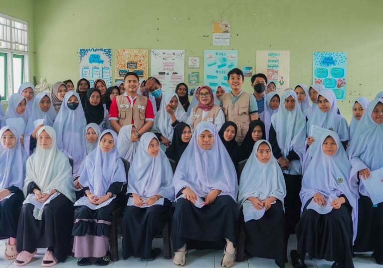 Tim kesehatan memeriksa data medis siswa dalam kegiatan skrining kesehatan sekolah di Indonesia