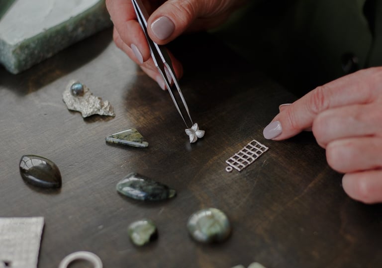 Viju Jewelry Juvelyrė Vida, su pincetu surenka sidabrines detales kaklo papuošalui.