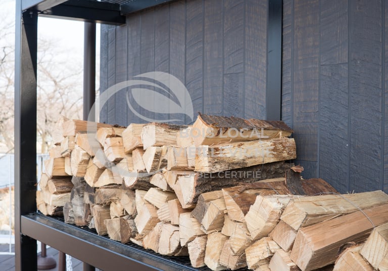 un tas de bois sur une étagère
