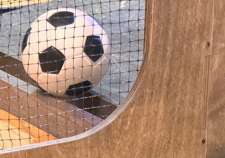 Vaikai žaidžia kojinį futbolą – lauko žaidimų nuoma Šiauliuose