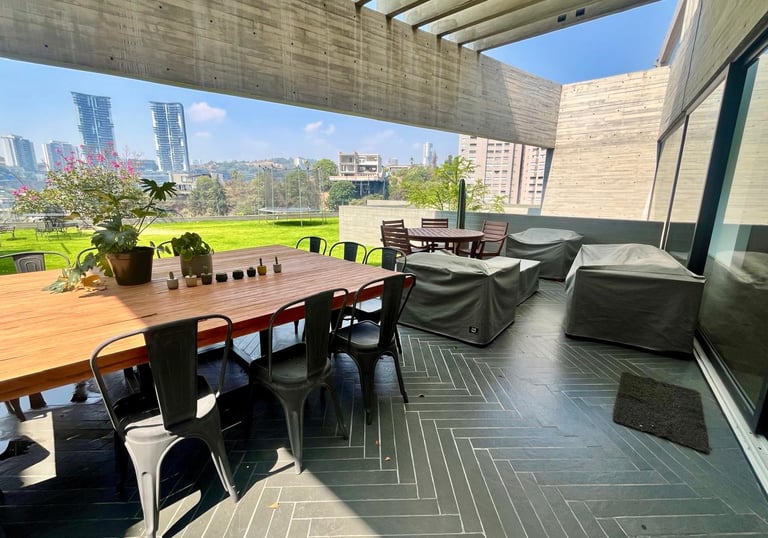 Terraza de casa junto al campo de golf en Bosque Real