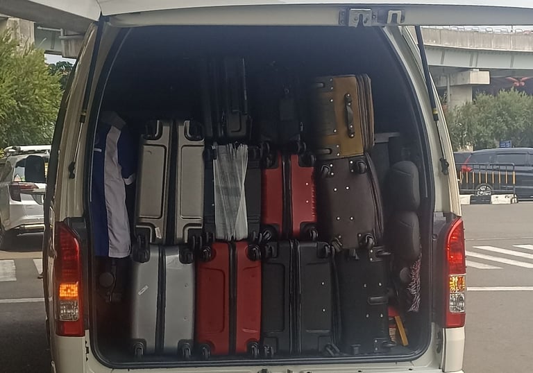 Toyota Hiace sedang muat koper di bandara Soekarno Hatta 