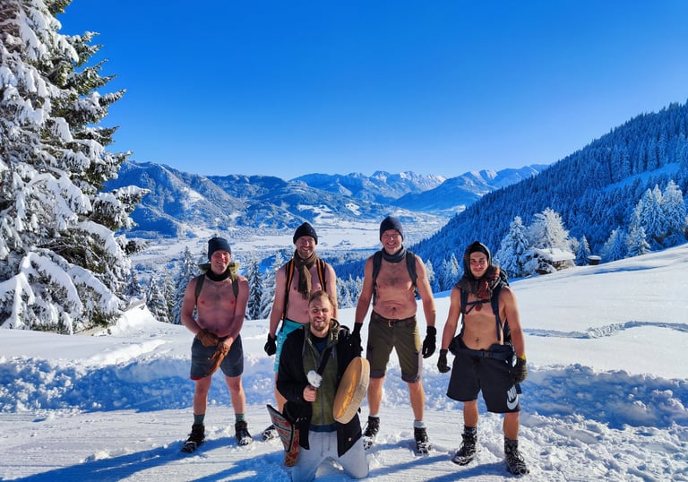 Eine Gruppe von Männern bei einer Wim Hof Winterwanderung in den Bergen