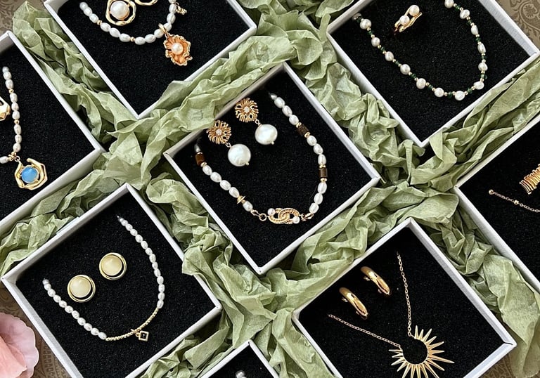 eine Schachtel Schmuck mit einer Vielzahl von Schmuckstücken