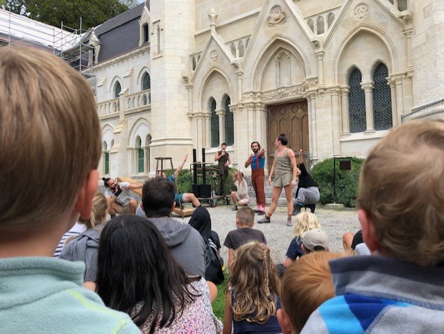 Photo de Magali STrassel, art-thérapeute, montrant des spectateurs devantun spectacle de théâtre