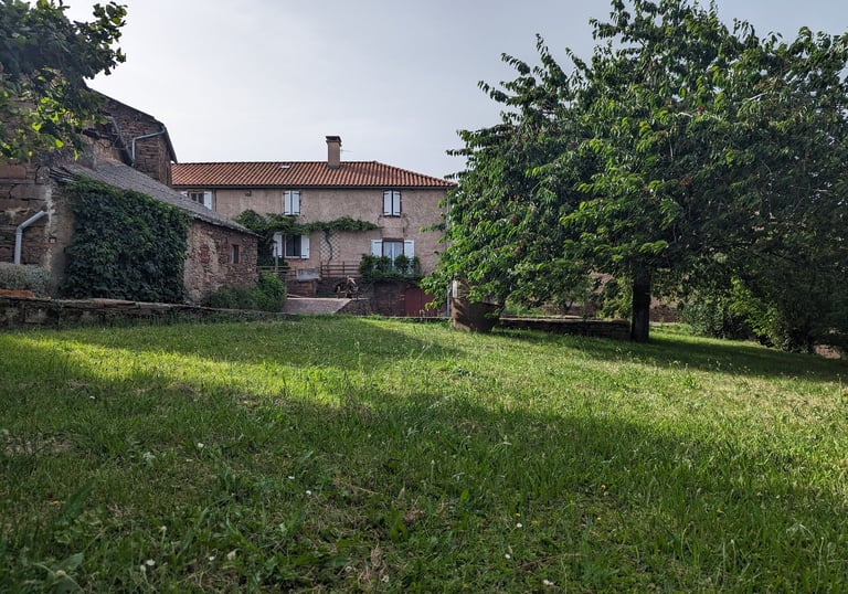 Vu sur le jardin verdoyant et la maison