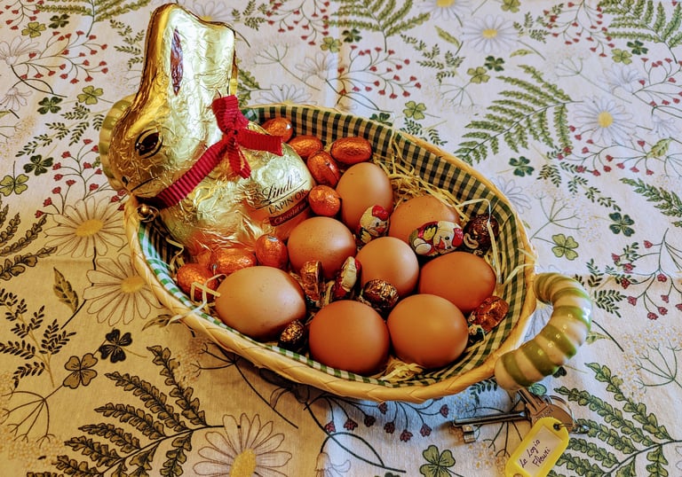 Petit panier avec des oeufs et des chocolats
