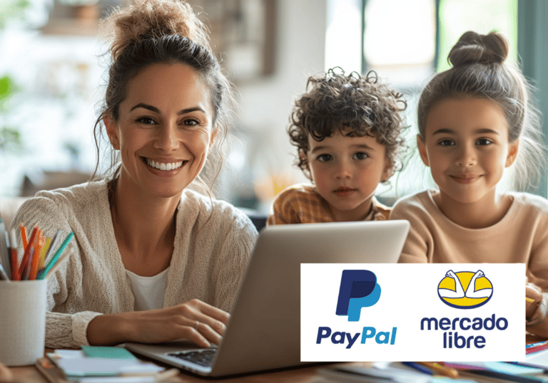 Mamá emprendedora sonriente con hijos frente a laptop, representa emprendimiento desde casa con pagos digitales seguros.