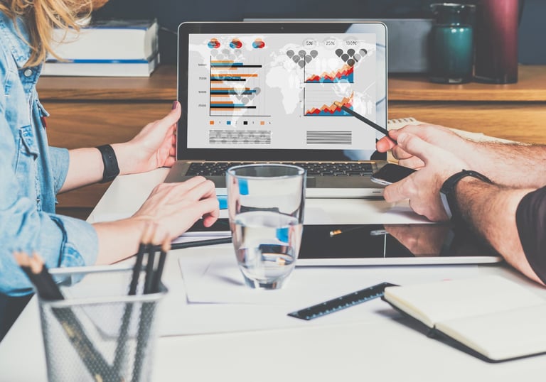 Profissionais da VECapatal realizando análise financeira e cálculo de valuation em notebook