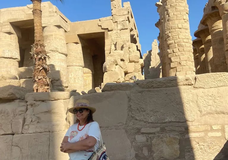 turista de brasil no patio aberto do templo de karnak ,viagem para luxor com  guia de egito 