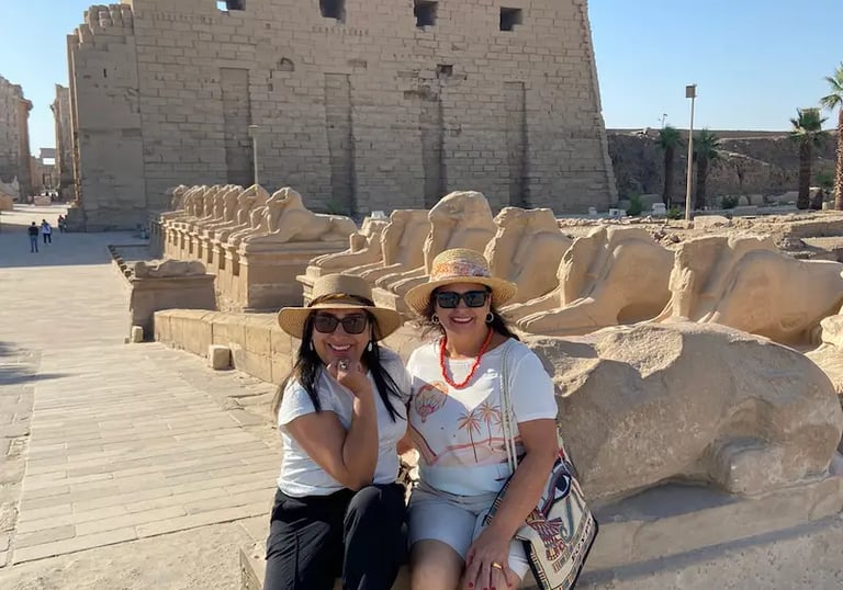 Sentadas na entrada do templo de karnak frente da aveida dos carneiros , viagem ao egito , luxor .com Guia de Egito 