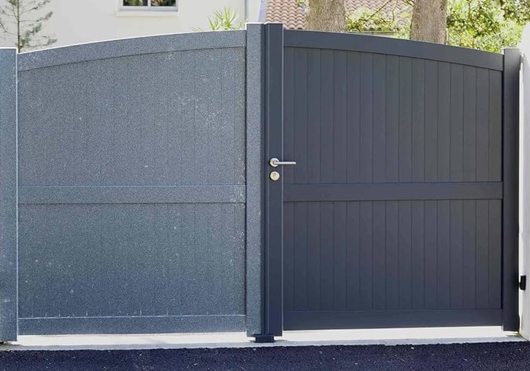 Portail d'allée moderne en aluminium gris anthracite avec finition en pleine rénovation