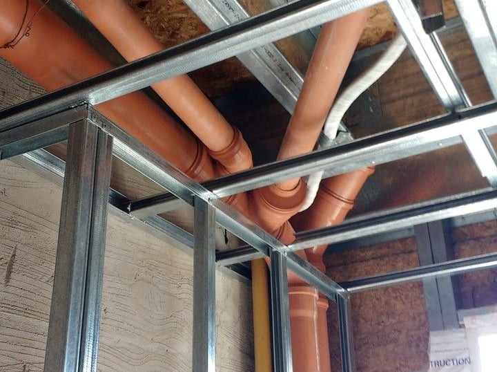canos da coluna de um edifício