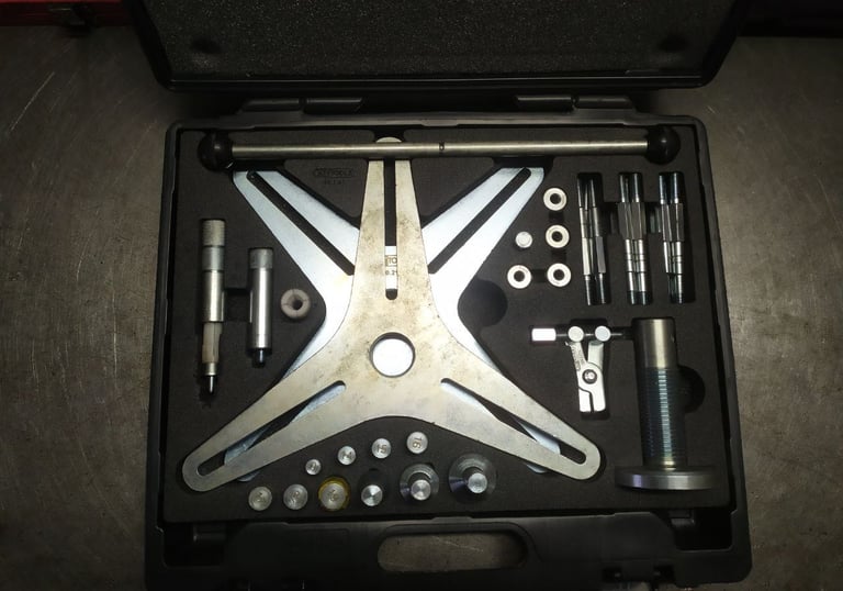 Attrezzo montaggio frizioni sac